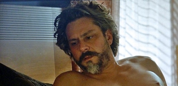 ze-alfredo-encontra-maria-marta-em-sua-cama-e-fica-revoltado-1408965443641_615x300