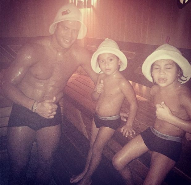 Hulk, da Seleção Brasileira, faz sauna com os filhos