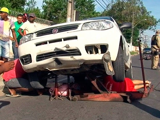 MOTO EM BAIXO DE CARRO1