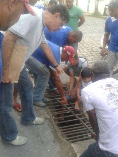 menino com a pena presa2