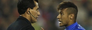 neymar-argumenta-com-juiz-apos-receber-cartao-amarelo-seu-segundo-na-copa-america-que-lhe-tira-da-partida-contra-a-venezuela-1434590138060_300x100