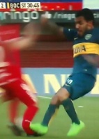 tevez-quebra-canela-de-rival-no-campeonato-argentino-1442698255573_142x200