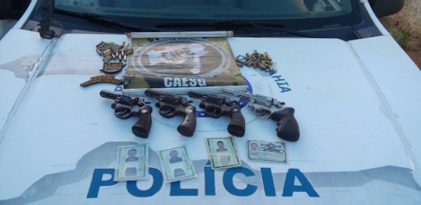 09nov2016-policiais-militares-apresentam-fotografias-de-suspeitos-mortos-em-uma-operacao-1478734530462_615x300