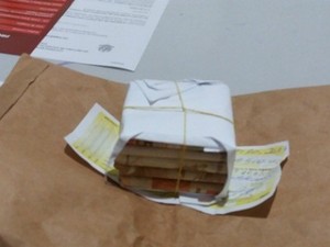 maco_de_dinheiro_de_cedulas_falsas_preenchido_com_papel