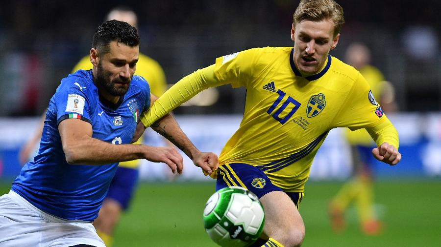 candreva-e-forsberg-brigam-pela-bola-em-italia-x-suecia-1510607263207_v2_900x506