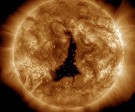 Um enorme buraco escuro se abriu na superfície do Sol e está liberando correntes de radiação mais fortes, conhecidas como ventos solares, atingindo diretamente a Terra.